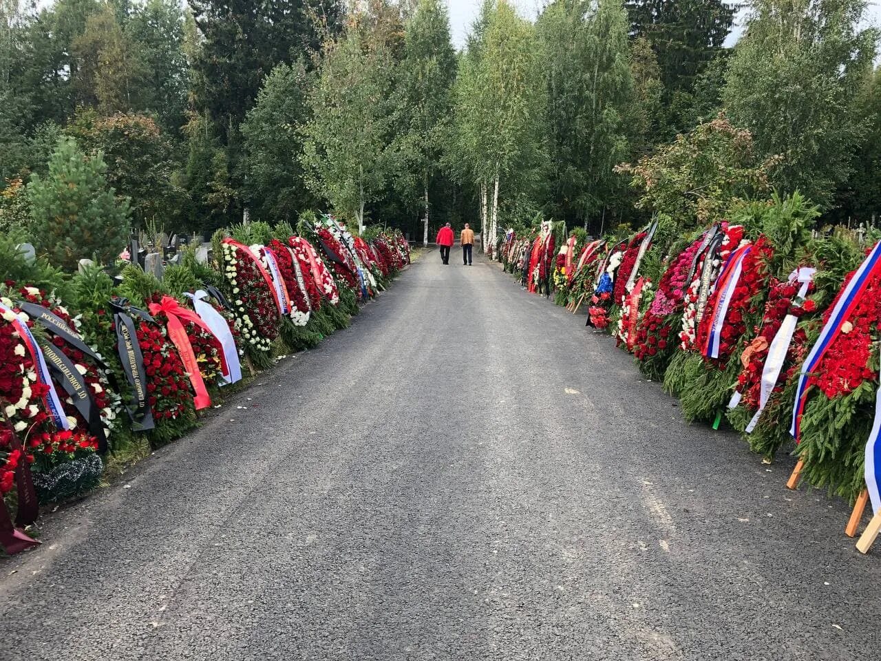 Похоронить на северном кладбище. Могила Зиничева на Северном кладбище. Памятник Евгению Зиничеву Северное кладбище.