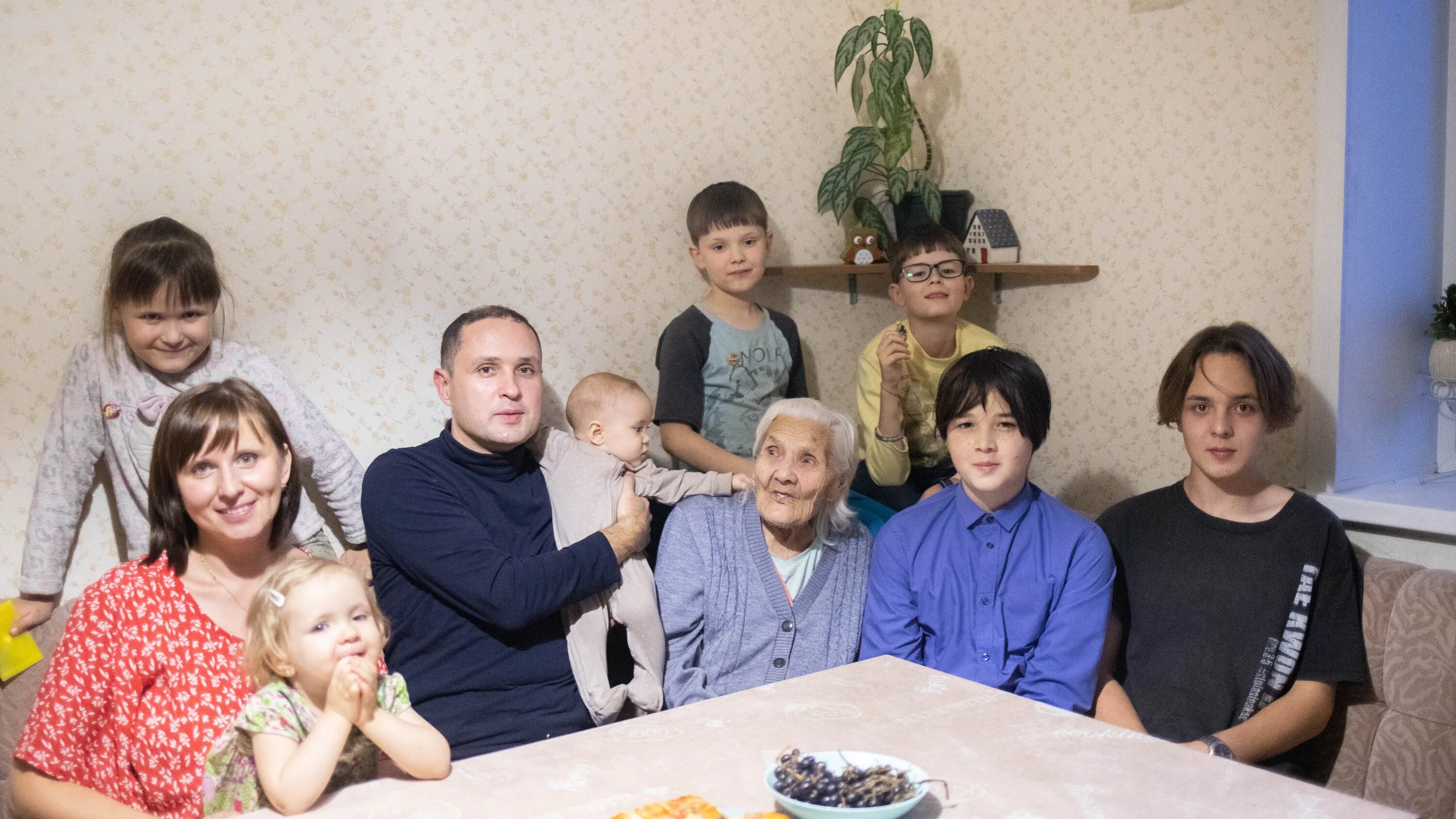 Многодетная семья. Российская семья. Многодетная мать. Многодетная семья 4 ребенка.