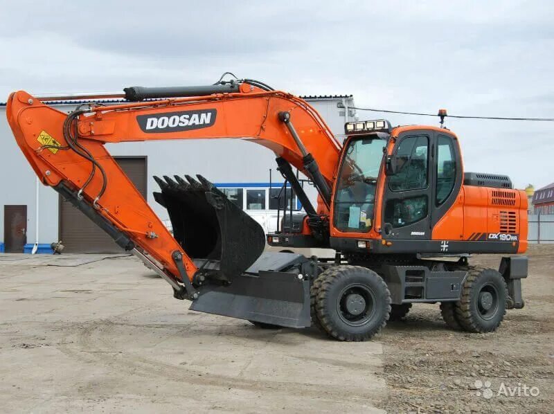 Экскаватор колесный Doosan dx190w. Колесный экскаватор Доосан 190. Дусан 190 колесный. Экскаватор Дусан 210 колесный.