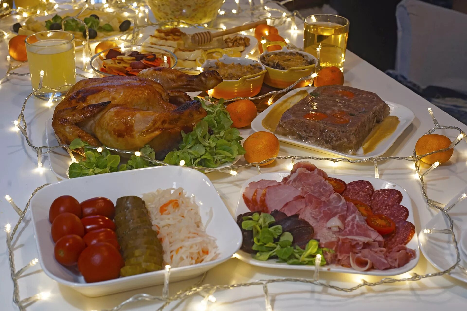 Еда февраля. Пицца необычной формы. Еда февраля. "пицца". Кадеты едят сосиски.