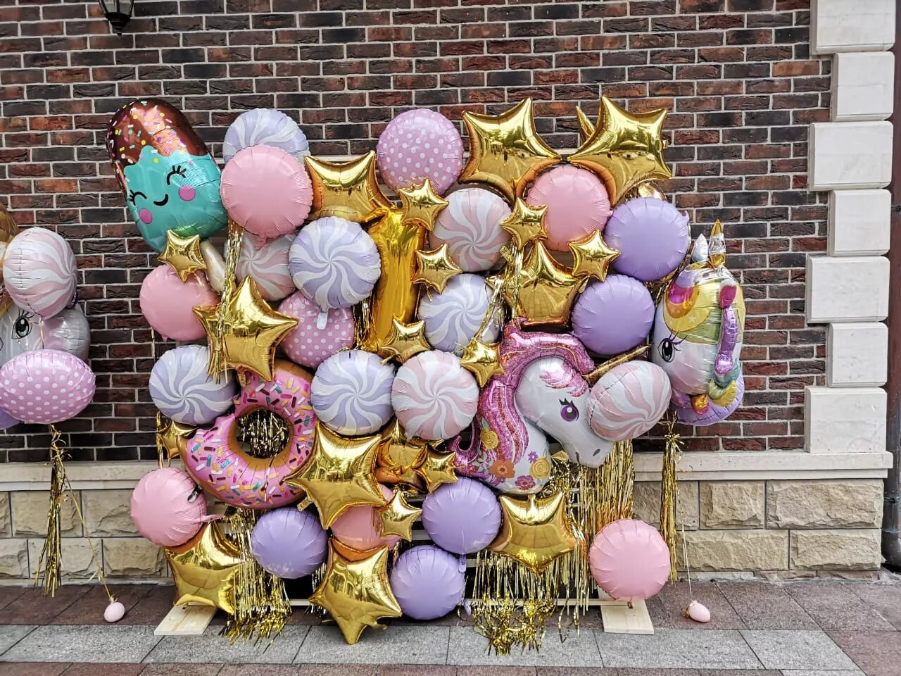 Декорация шаров. Украшение шарами. Воздушные шары. Воздушный шарик. Красивые композиции с шарами.