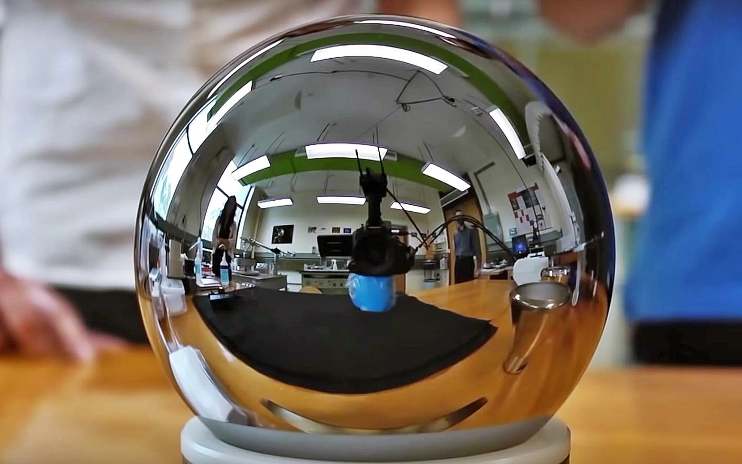 Небоскреб кольцо гуанчжоу. Ледибауэр водохранилище воронка. Абу даби круглое здание. Самая круглая. Эталон килограмма новый.