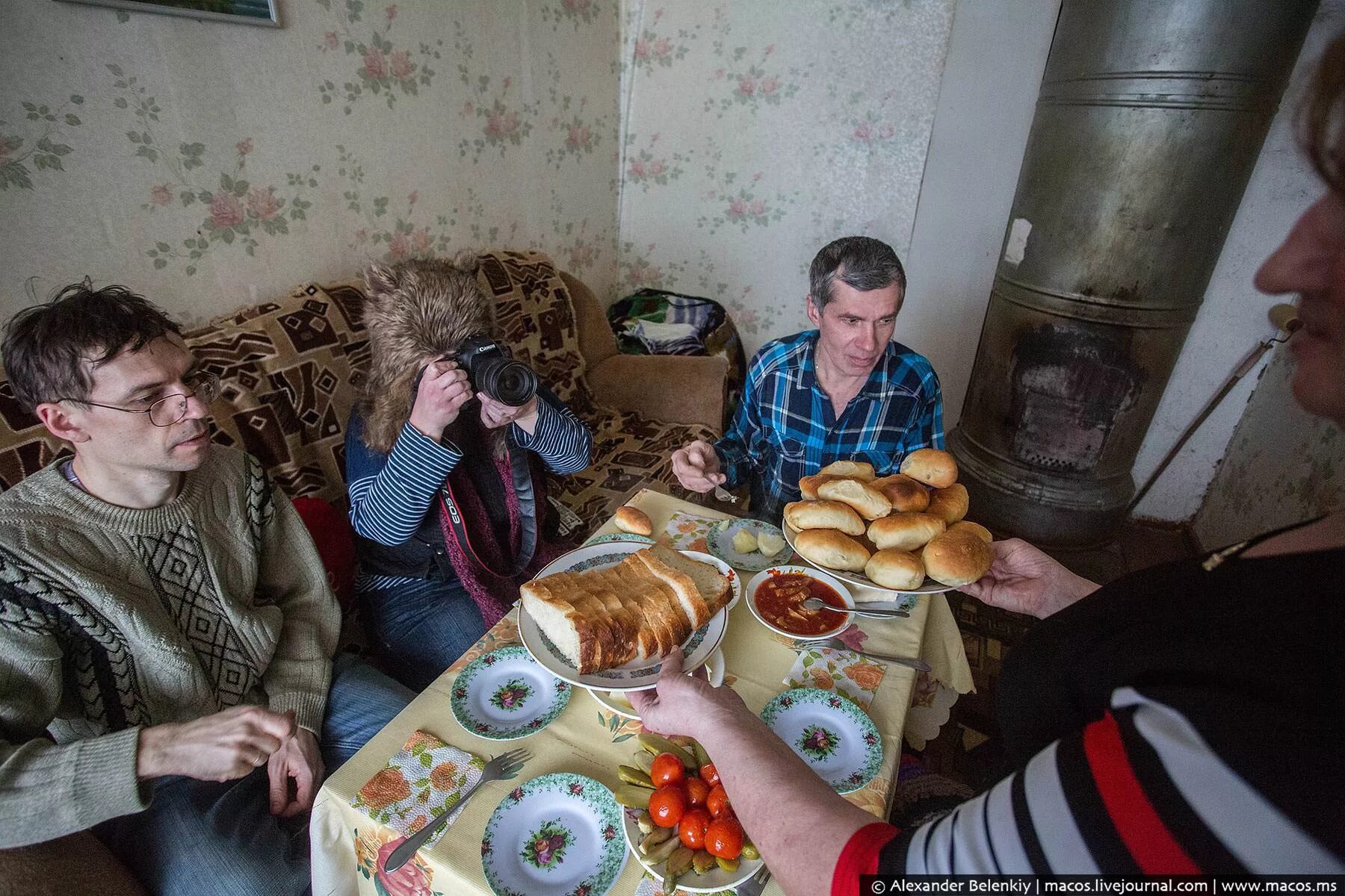 Застолье в деревне. Деревенское застолье. Деревенский обед. Застолье в селе.