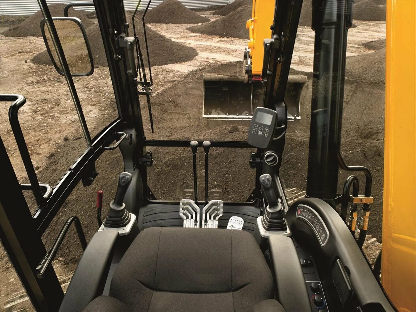 Управление экскаватором JCB-200. JCB 220 экскаватор кабина. JCB 205 экскаватор кабина. JCB 220 кабина. Салон экскаватора