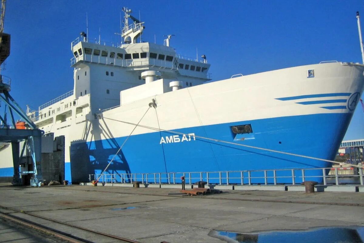 Паром амбал калининград. Корабль амбал калининград. Где находится паром амбал. Оборонлогистика паром балтийск. Паром амбал усть луга.