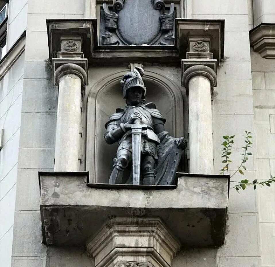 Рыцари доходный дом филатовой на арбате. Дом с рыцарями на арбате. Арбат 35 рыцарь. Арбат 35 рыцарь. Доходный дом филатовой на арбате.