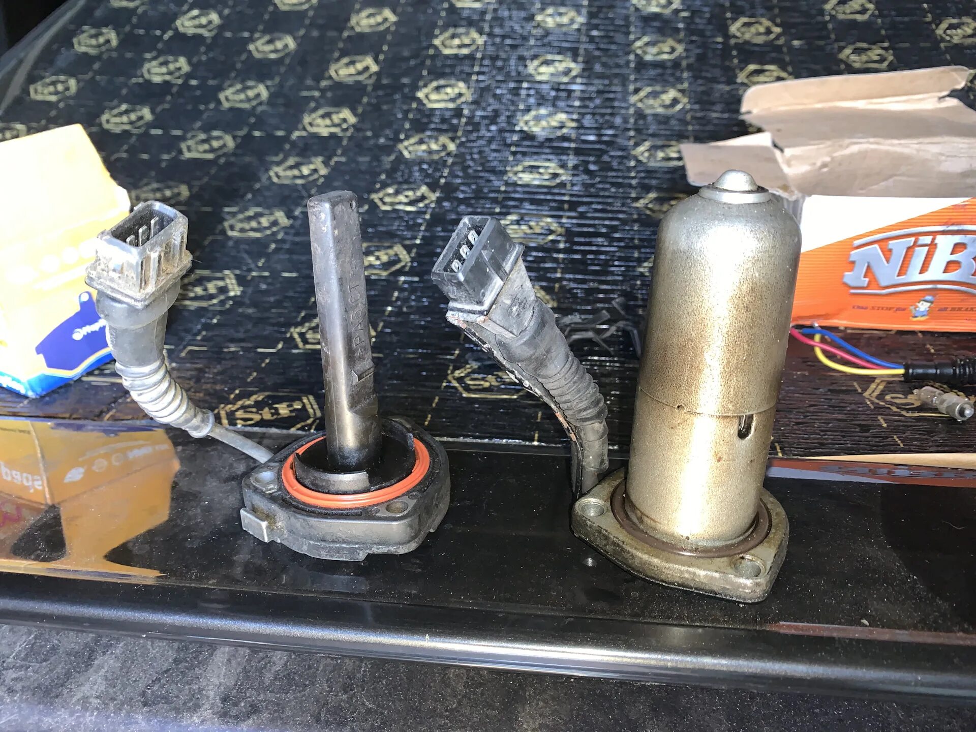 Датчик уровня масла вольво s80 2. Датчик уровня масла бмв е39. Поменял датчик уровня масла. Датчик уровня масла бмв м57. Датчик уровня масла е39.