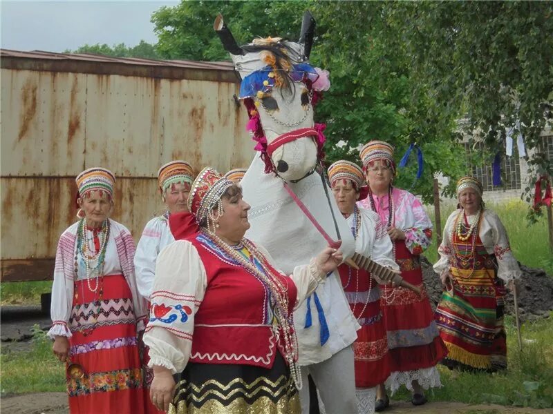 Обряд женщина в коне. Ряженые на Масленицу. Село Волково Курская область Железногорский район. Ряженые в коня. Троица ряженые.