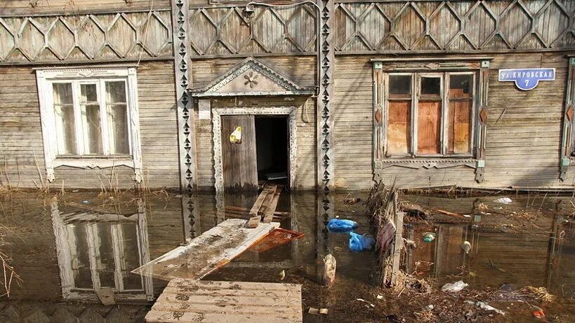 Архангельск расселение аварийного. Аварийное жилье. Ветхое жилье Архангельск. Деревянный многоквартирный дом. Расселение ветхого жилья.