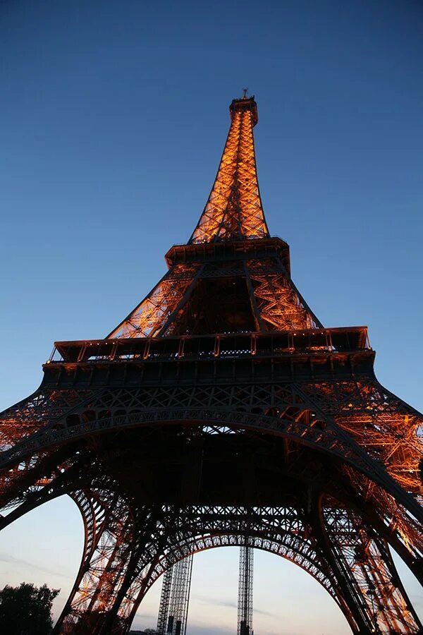 Архитектор эльфовой башни. Эйфелева башня в париже постройка. Музей в эйфелевой башне. Эйфель башня с флагом. Франция.