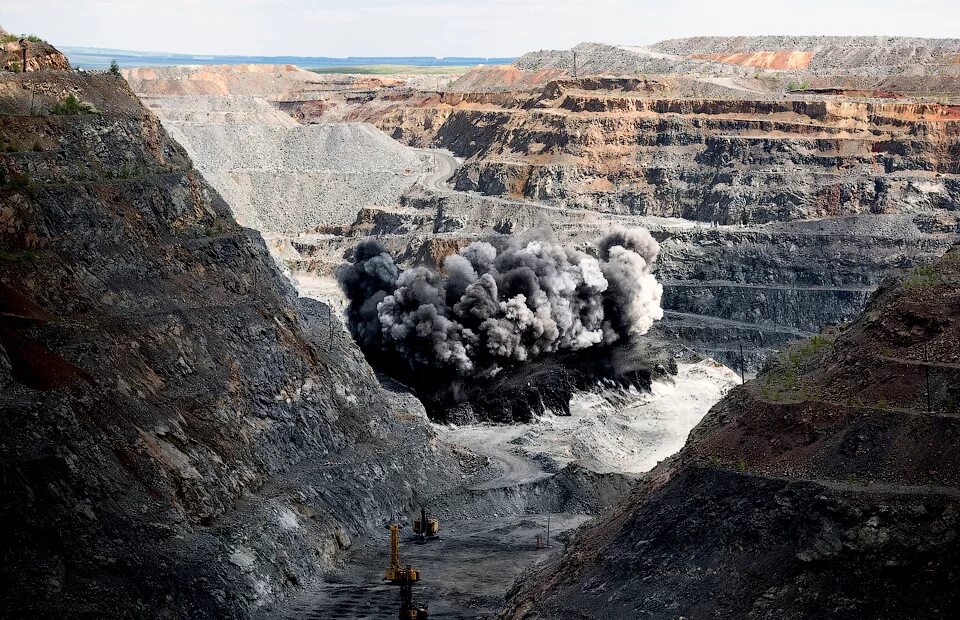 Риддерский металлургический комплекс. Гранд каньон древний карьер. Карьер малый куйбас магнитогорск. Камыш-бурунское месторождение. Металлургия горы.