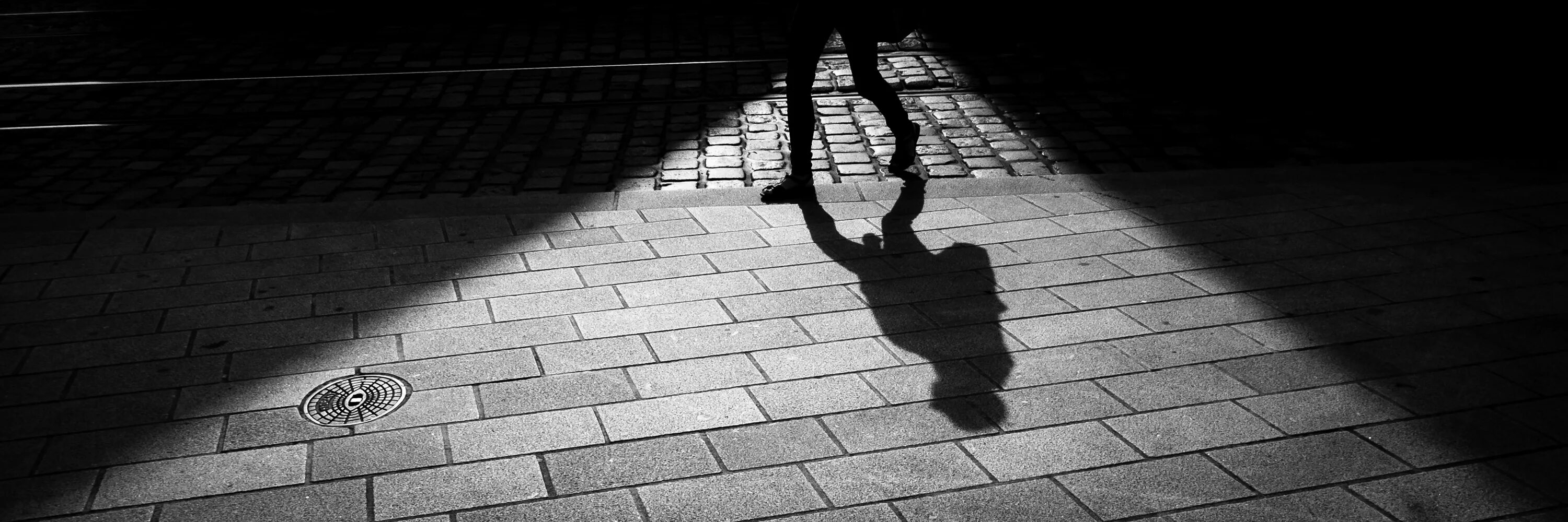 Тень на асфальте. Высокая темная тень. Чб контраст фото. Ночные тени. Black shadow.
