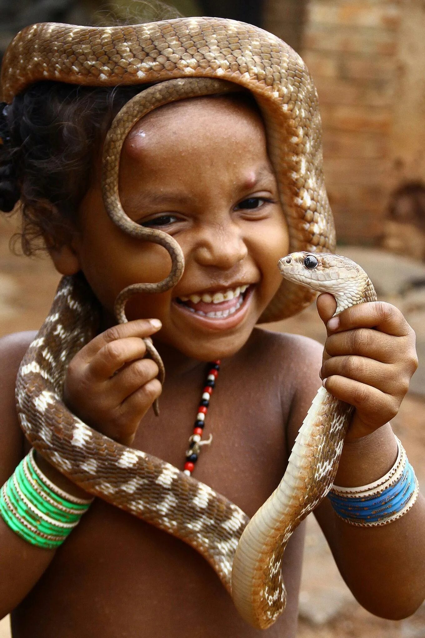 Девочка змейка. Дети со змеями. Африканские змеи. Змея для детей. Малыш змеи.