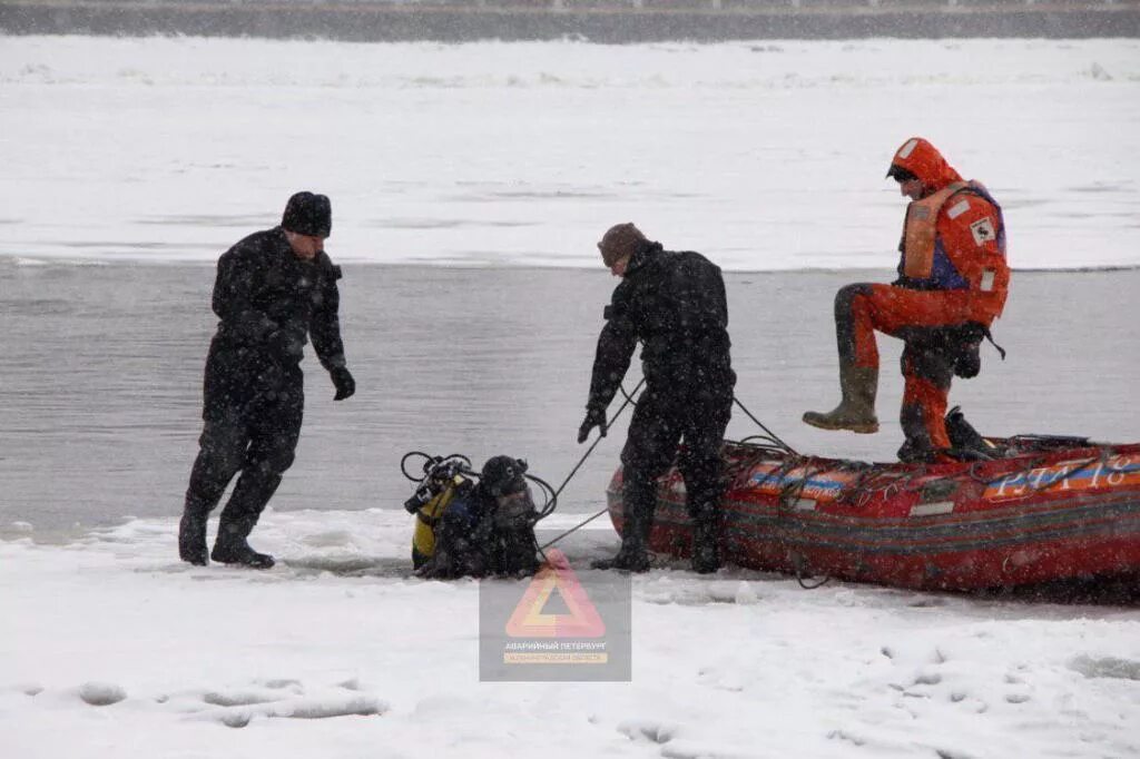 МЧС на льду Невы. МЧС спасли на Неве в Санкт-Петербурге. Утонул в неве