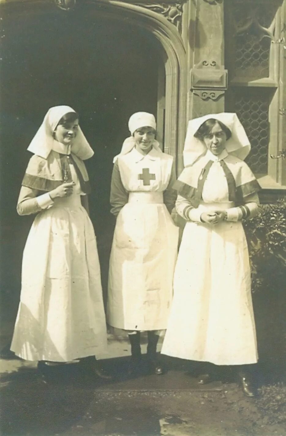 Сёстры милосердия в первой мировой войне. Медсестры первой мировой войны. Сестры милосердия красный крест Россия. Медсестры красного креста