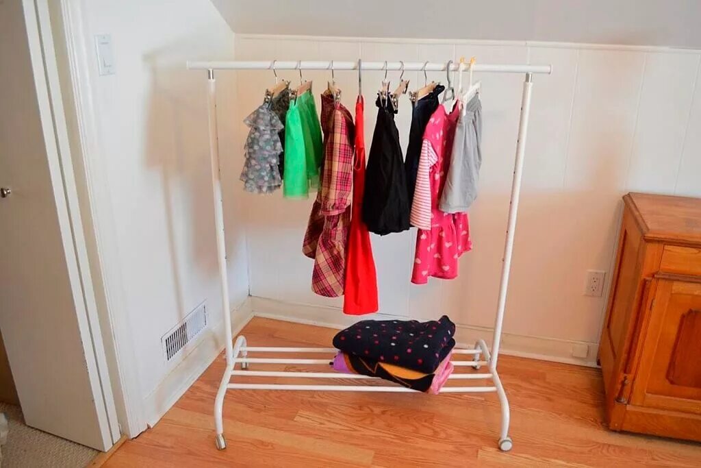 Вешалка для вещей. Вешалка для одежды. Как называется штука для вещей. Повесить ношеную одежду. Вешалка напольная geek life.