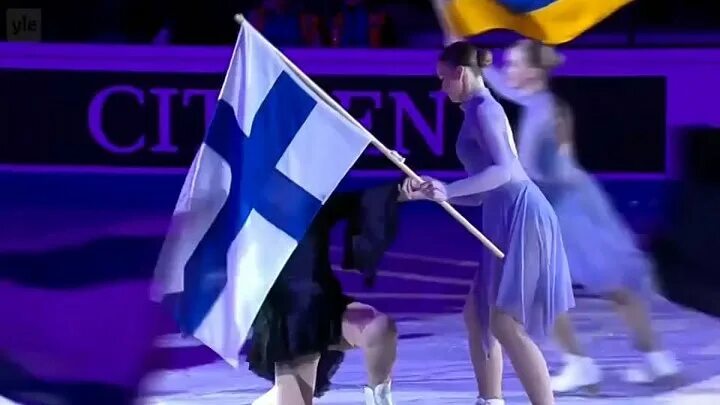 Финский фигурист трансгендер на чемпионате европы. Задник" зоны проведения церемоний фигурное катание. Камила валиева фигуристка. Финская фигуристка трансгендер. Открытие чемпионата европы по фигурному катанию.
