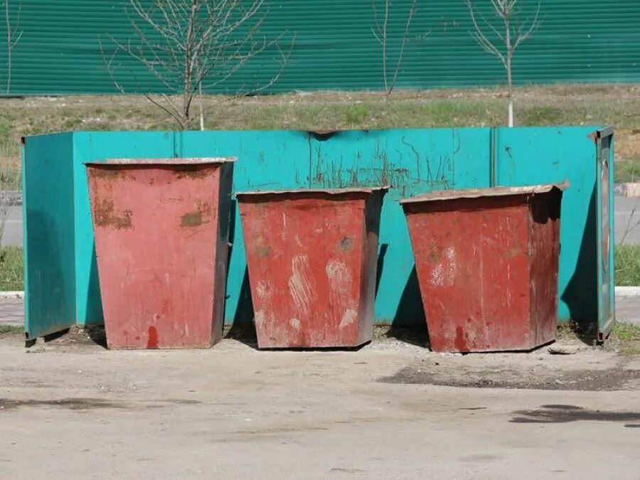 Красный бак для отходов. 23. Красная помойка. Красная помойка. Пластиковый контейнер 1100л.
