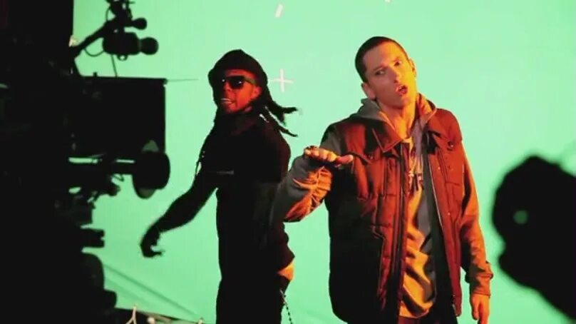 Песня твоя пытается делать рэп. Съемки клипа Эминема. Eminem Drop the World. Съемка клип Eminem. Lil Wayne Eminem клип.
