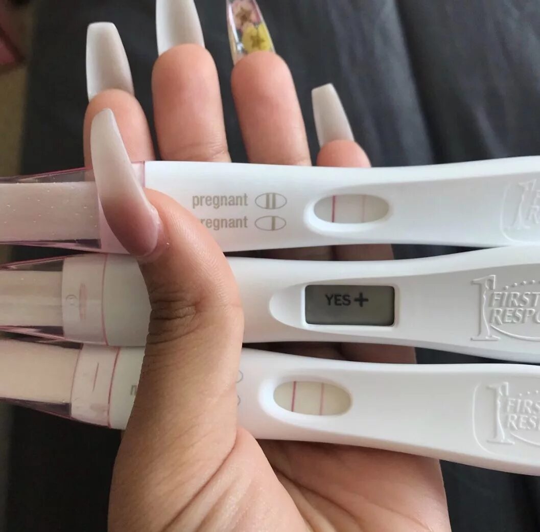 Тест на беременность в руках у девушки. Тест на беременность положительный с ногтями. Тест на беременность с белыми ногтями. Тест на беременность с маникюром. Тест на беременность в руке.