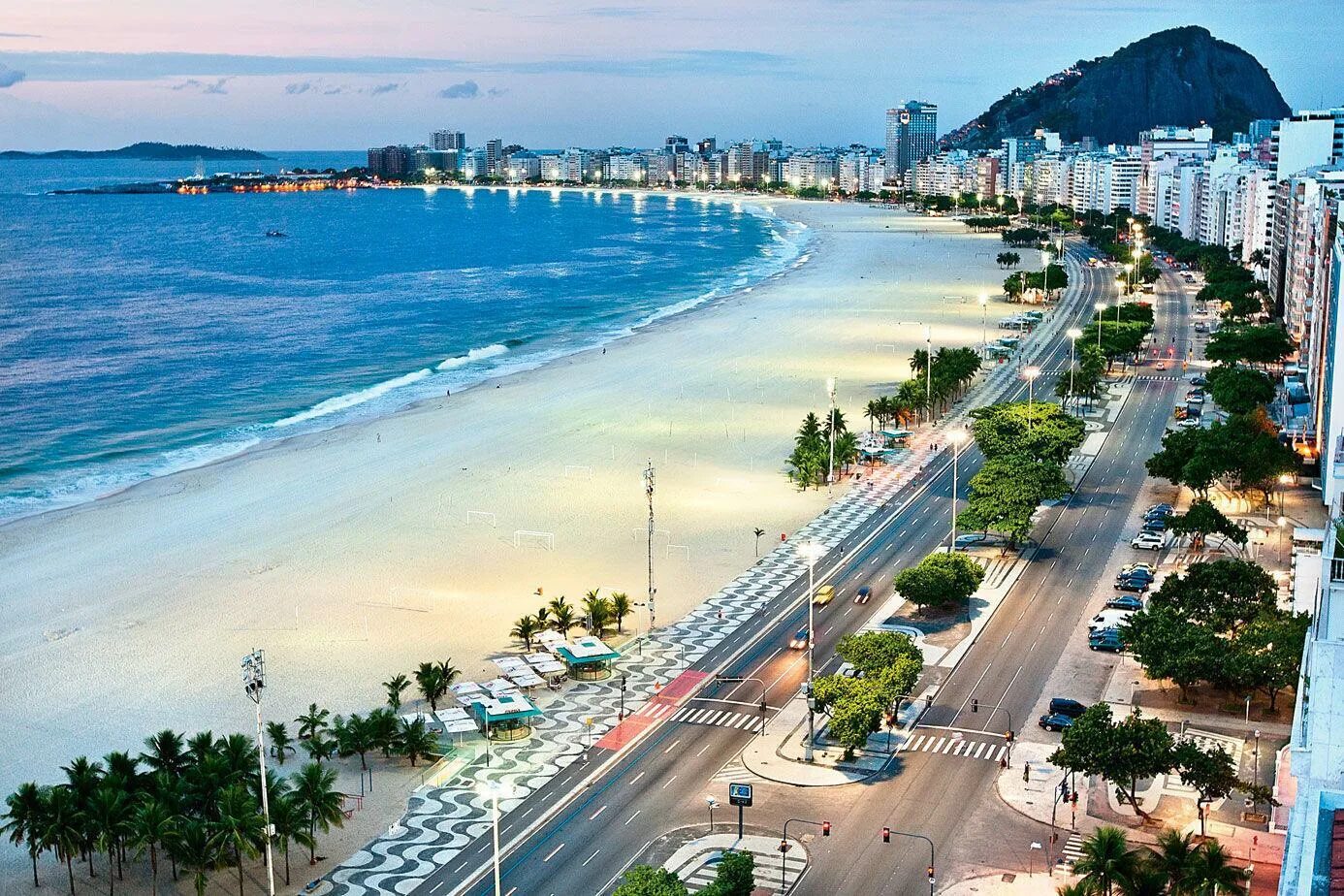 Пляж Копакабана в Рио-де-Жанейро. Бразилия пляж Копакабана. Копакабана, Рио-де-Жанейро, Бразилия. Пляж в Рио Копакабана.