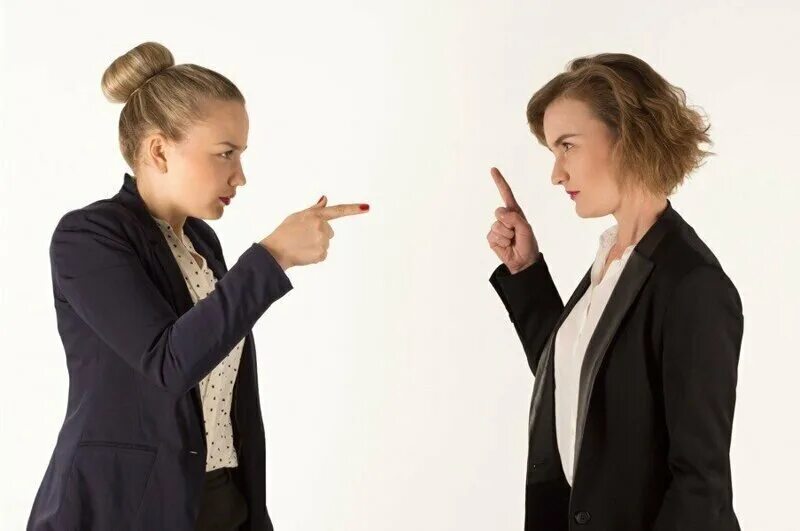 Две женщины спорят. Две женщины ругаются. Женщины ссорятся. Конфликт учителя и ученика.