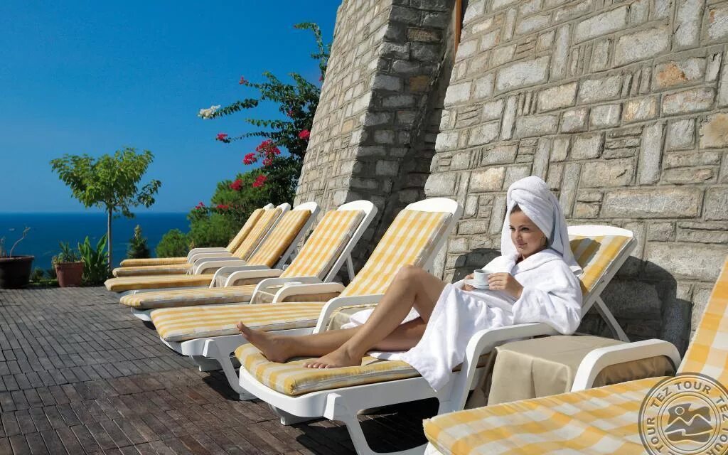 Девственница в отеле. Отель Bodrum Bay Resort. Лежаки во дворе. Bodrum Bay Resort 5. Шезлонг как в отеле Турции.