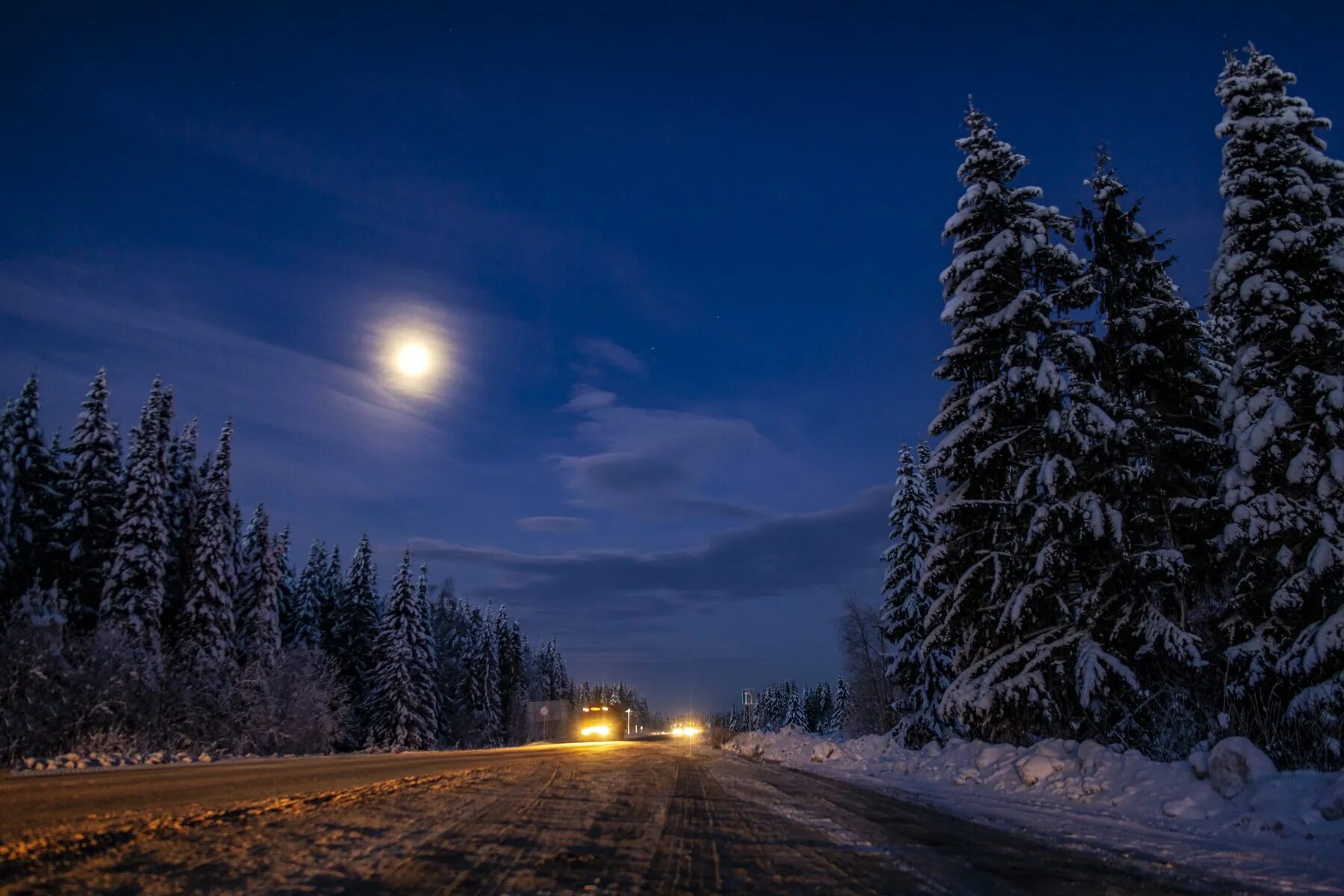 Зима ночь. Зимний ночной пейзаж. Дорога зима ночь. Зимняя дорога ночью.
