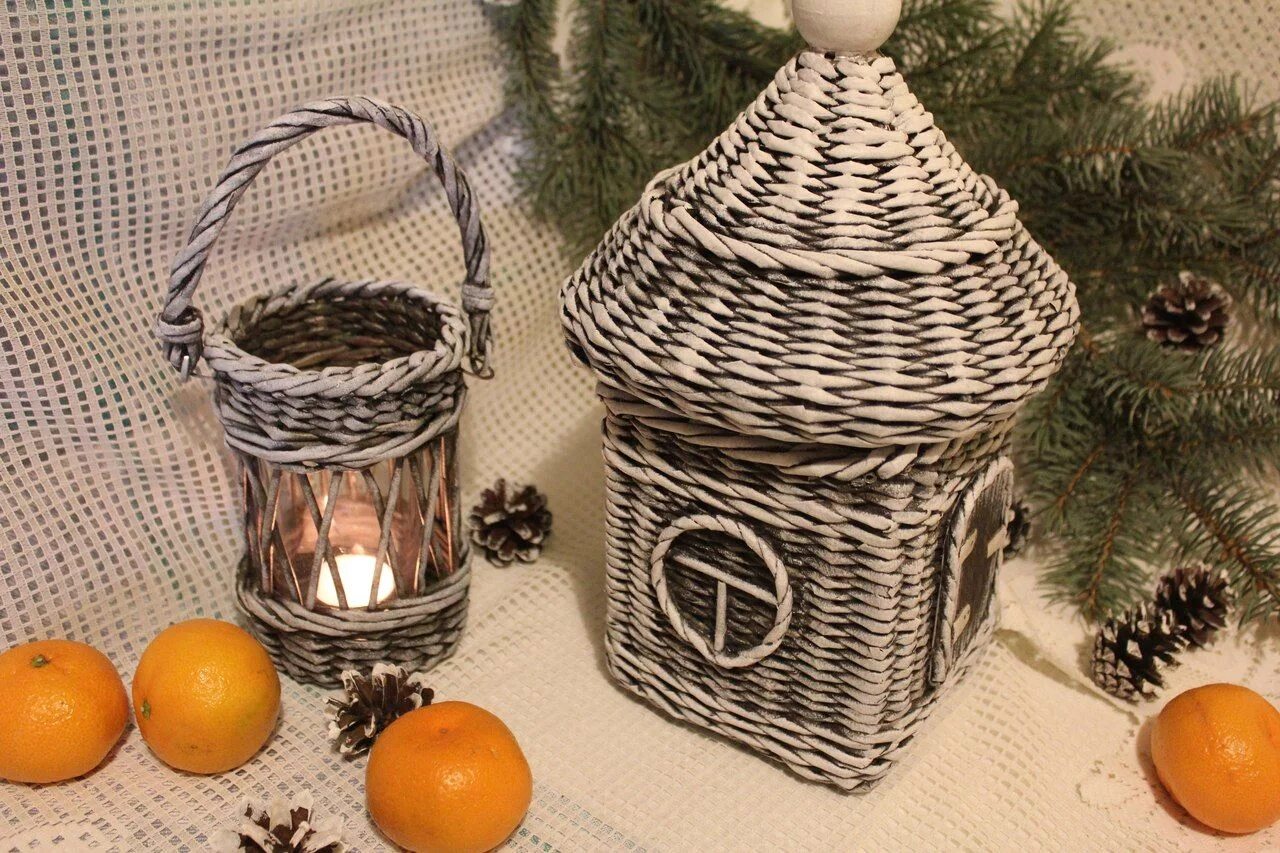Подсвечник плетеный из лозы. Новогодний колокольчик из бумажной лозы. Новогодние домики из бумажной лозы. Новогодние бумажная лоза. Елка из бумажной лозы.