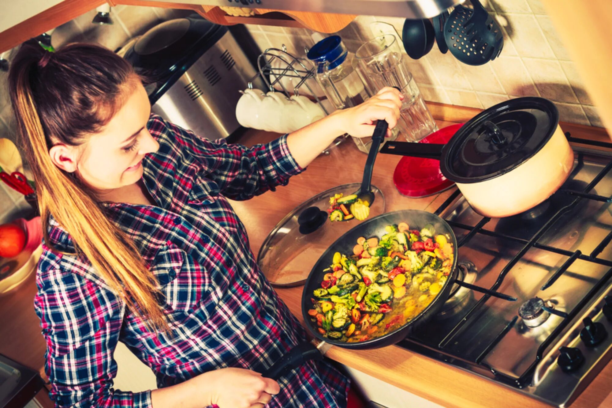 Женщина на кухне. Готовка на кухне. Женщина готовит. Готовит на кухне.