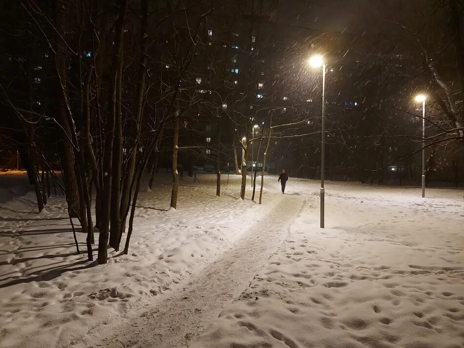 Места где идет снег. Снег идет. На улице идет снег. Снежок идет на улице. Снег идет фото.