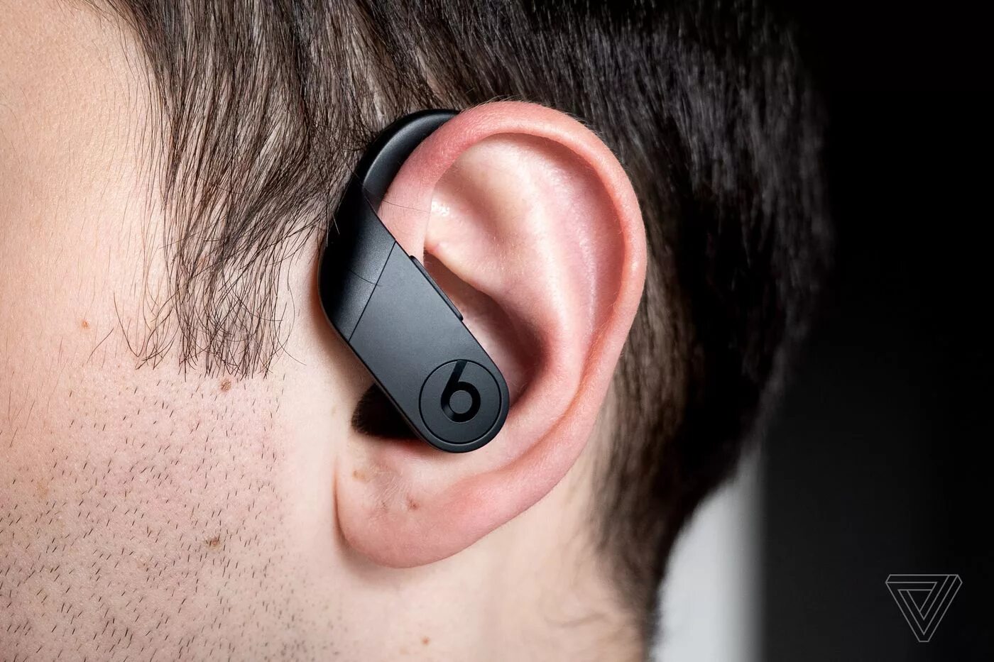 Какой наушник в какое ухо. Беспроводные наушники powerbeats pro. beats powerbeats pro wireless. беспроводные наушники beats powerbeats. powerbeats a2015.