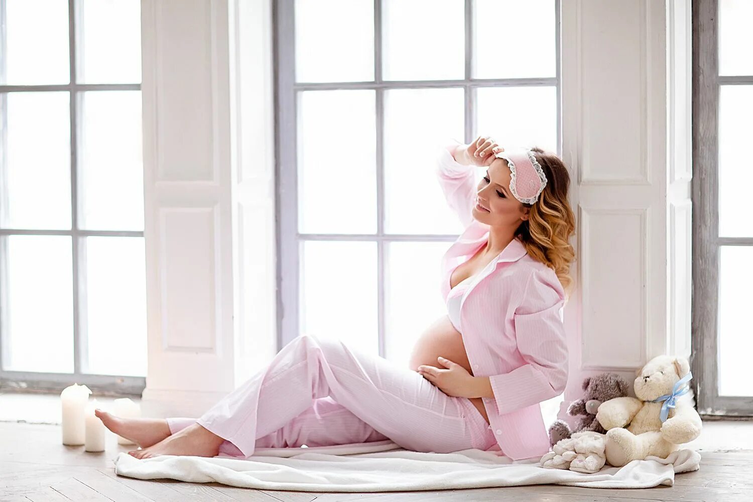Забеременеть в январе. Фотосессия беременных. Фотосессия беременных в пижаме в студии. Фотосессия беременных идеи.