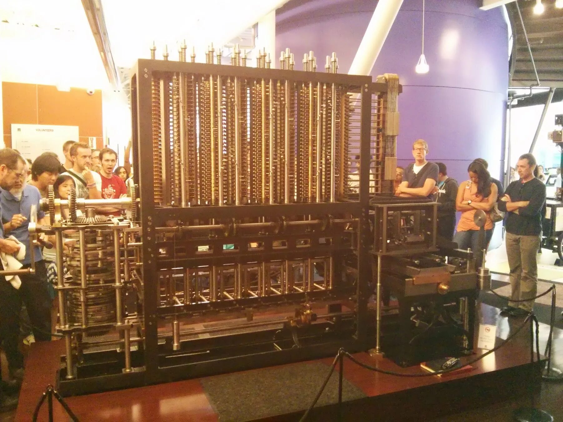 Аналитическая машина чарльза бэббиджа. Ада Лавлейс разностная машина Бэббиджа. Аналитическая машина Чарльза Бэббиджа в музее. Вычислительная машина Чарльза Бэббиджа.