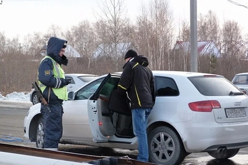 Досмотр гибдд. Обыск машины. Досмотр автомобиля. Осмотр транспортного средства. Досмотр транспорта.