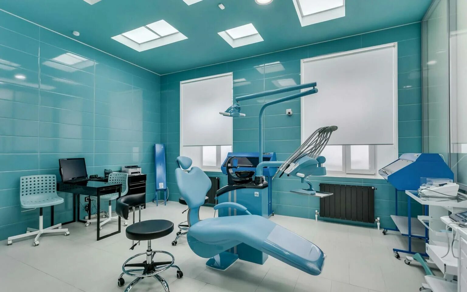 Газ медцентр. Клиника Dental Clinic. Стоматология кабинет. Стоматологический кабине. Рабочее место стоматолога.