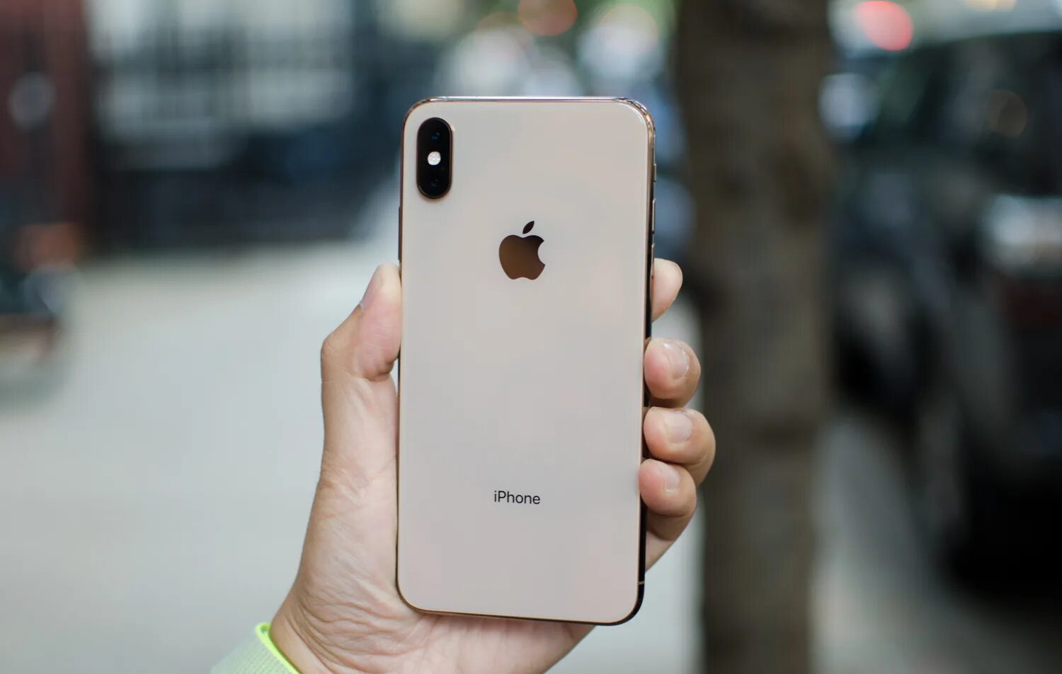 Фото айфона макс. Iphone XS Max Gold в руке. Айфон XS Plus. Айфон ХС белый. Айфон XS Max белый в руке.