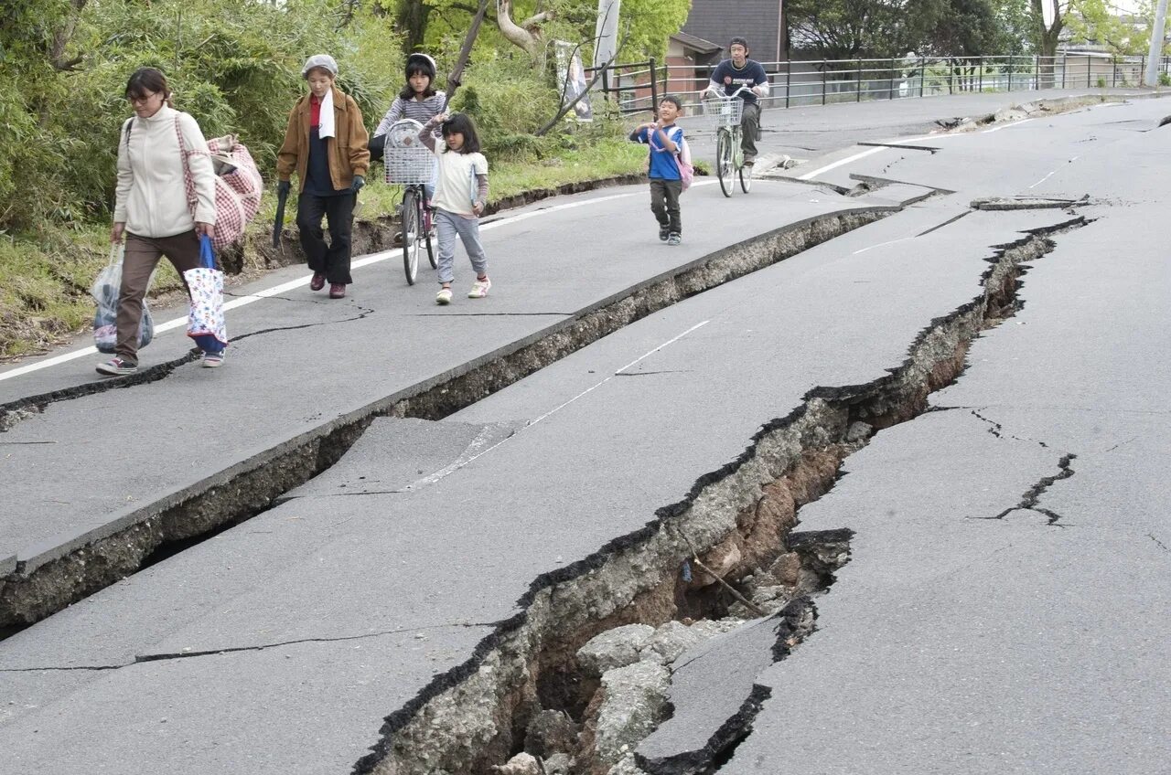 Город трещина. Дороги в Японии после землетрясения. Землетрясение трещины. Землетрясение асфальт. Трещины после землетрясения.