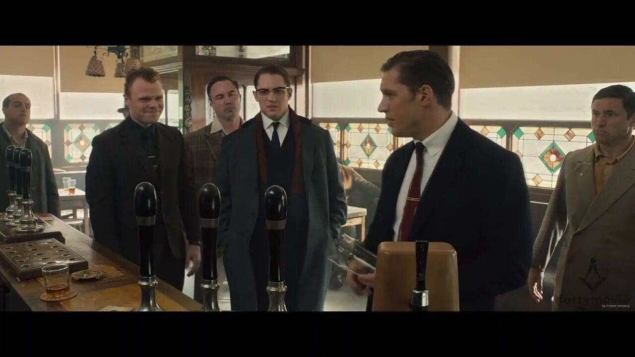 Легенда 2015 реджи и ронни. Легенда 2015 ронни. Братья крэй легенда в баре. Том харди легенда ронни крэй. Легенда 2015 драка в баре.