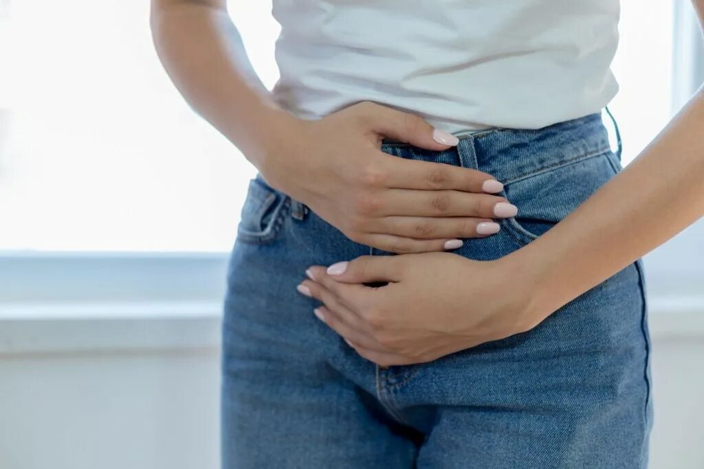 Почему урчит живот кишечник. Pelvic pain. парень и девушка в джинсах. урчит живот после еды фото.