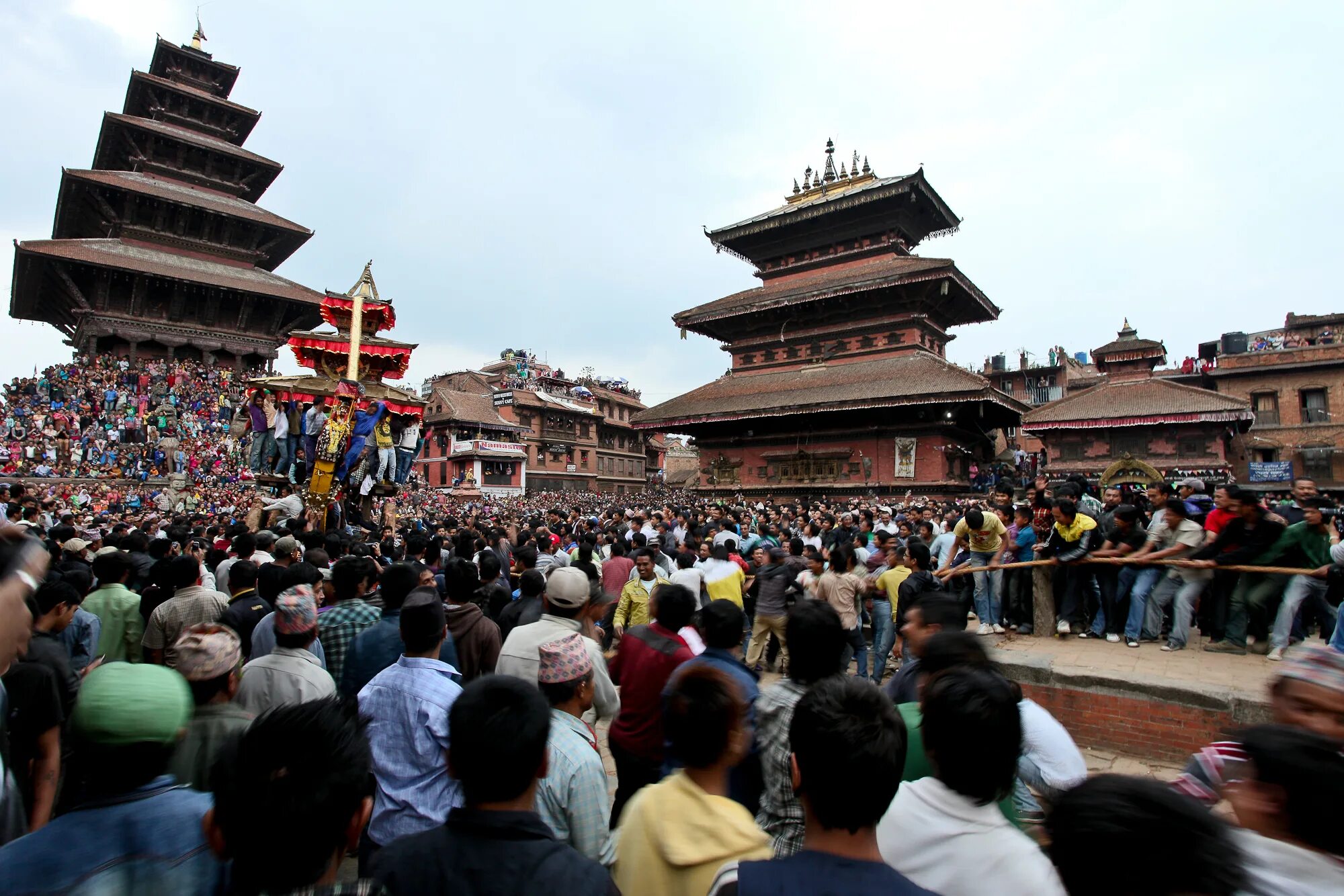 Бискет джатра. Фестиваль бискет джатра бхактапур. бхактапур непал фестиваль. непал индра джатра. в непале - гаи джатра.