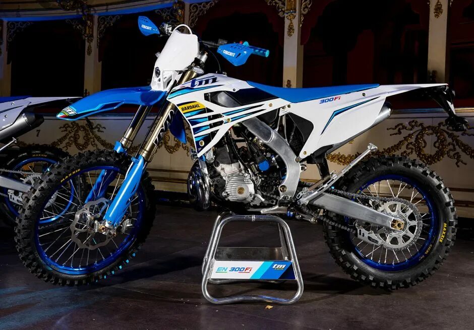 Fifa world cup qatar airlines. Мешок для обуви fifa world cup qatar 2022. Волонтеры катар 2022. Тм 2022. Катар фифа 2022 брелки.