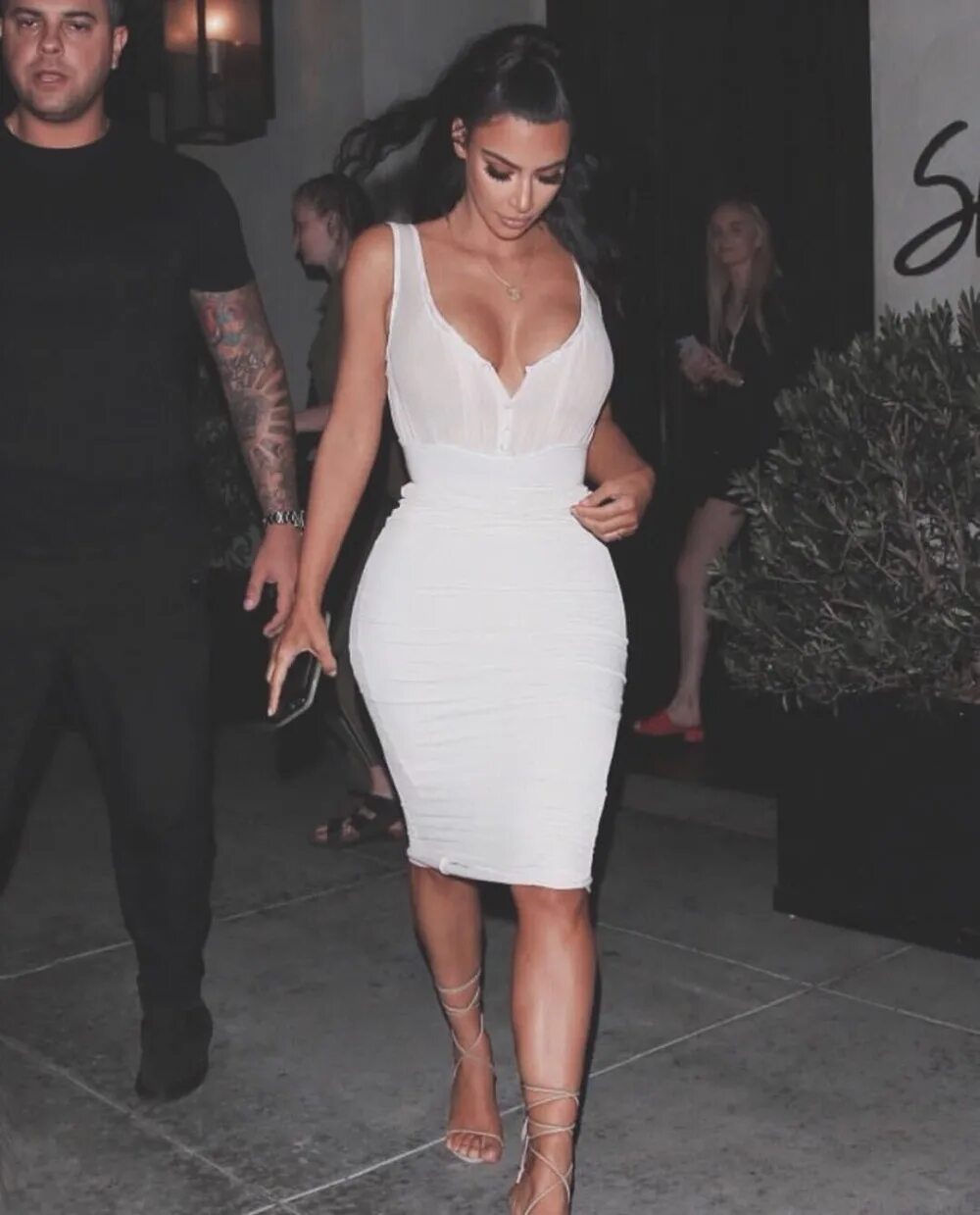 Платья ким кардашян фото Here Is Kim Kardashian in Her Hamptons Blouse Fashion, Kim dress, Dresses
