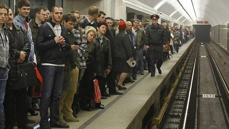 Люди на станции метро. Люди на платформе метро. Час пик в метро в Москве. Москва метро люди на станции.