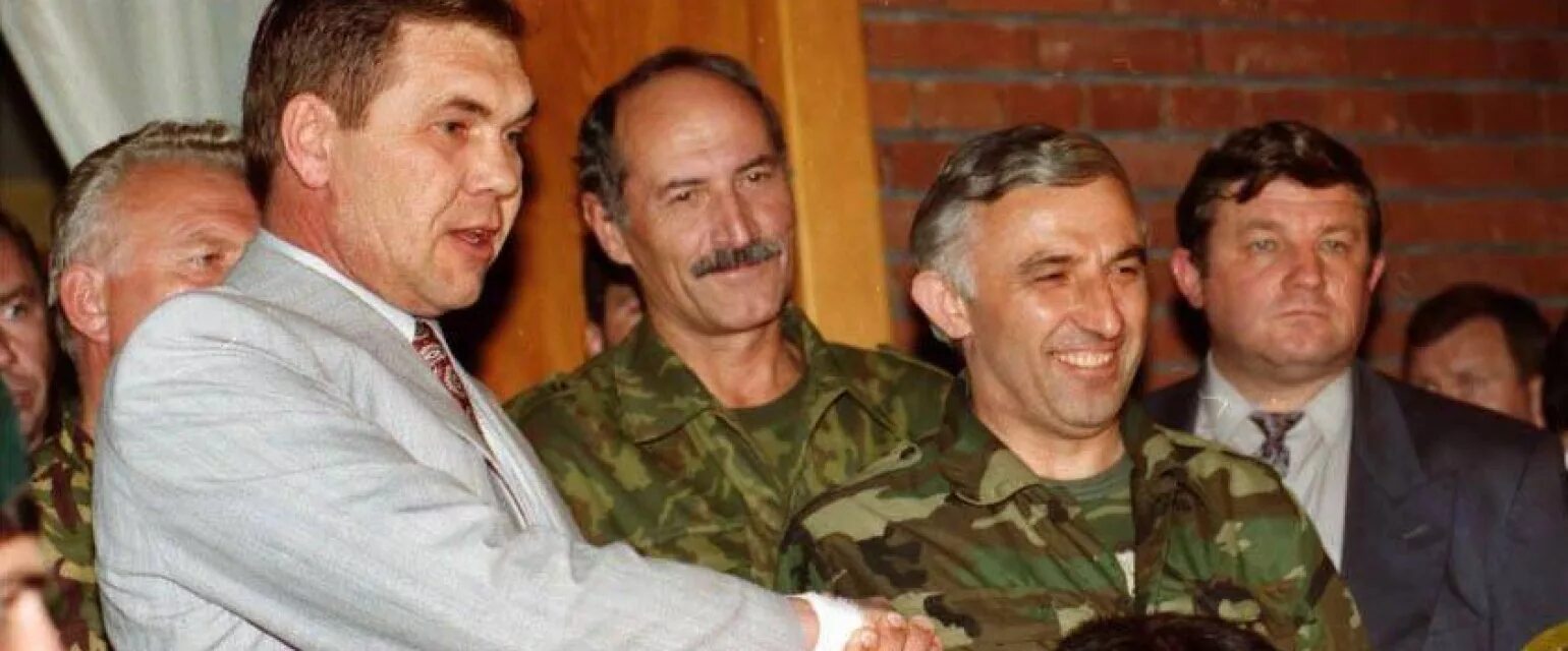 подписание хасавюртовские соглашения 1996. генерал лебедь аслан масхадов. хасавюртовский договор 1996г. соглашение в хасавюрте о выводе федеральных войск. хасавюртовские соглашения 1996.