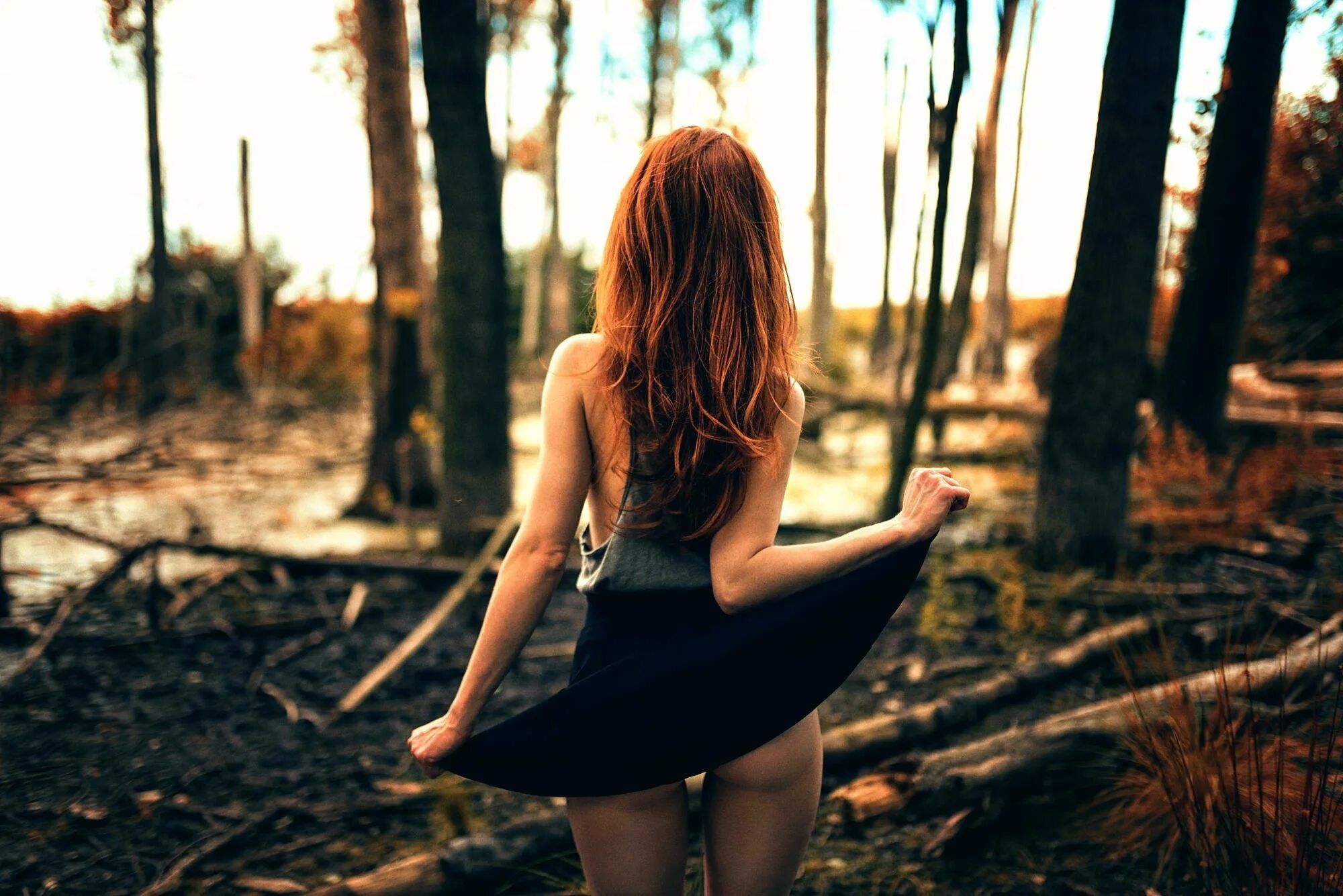 Русая девушка со спины. Красивые девушки в обтягивающем платье сзади. Черная кожаная мини юбка. Девушка в юбке. В юбке со спины.