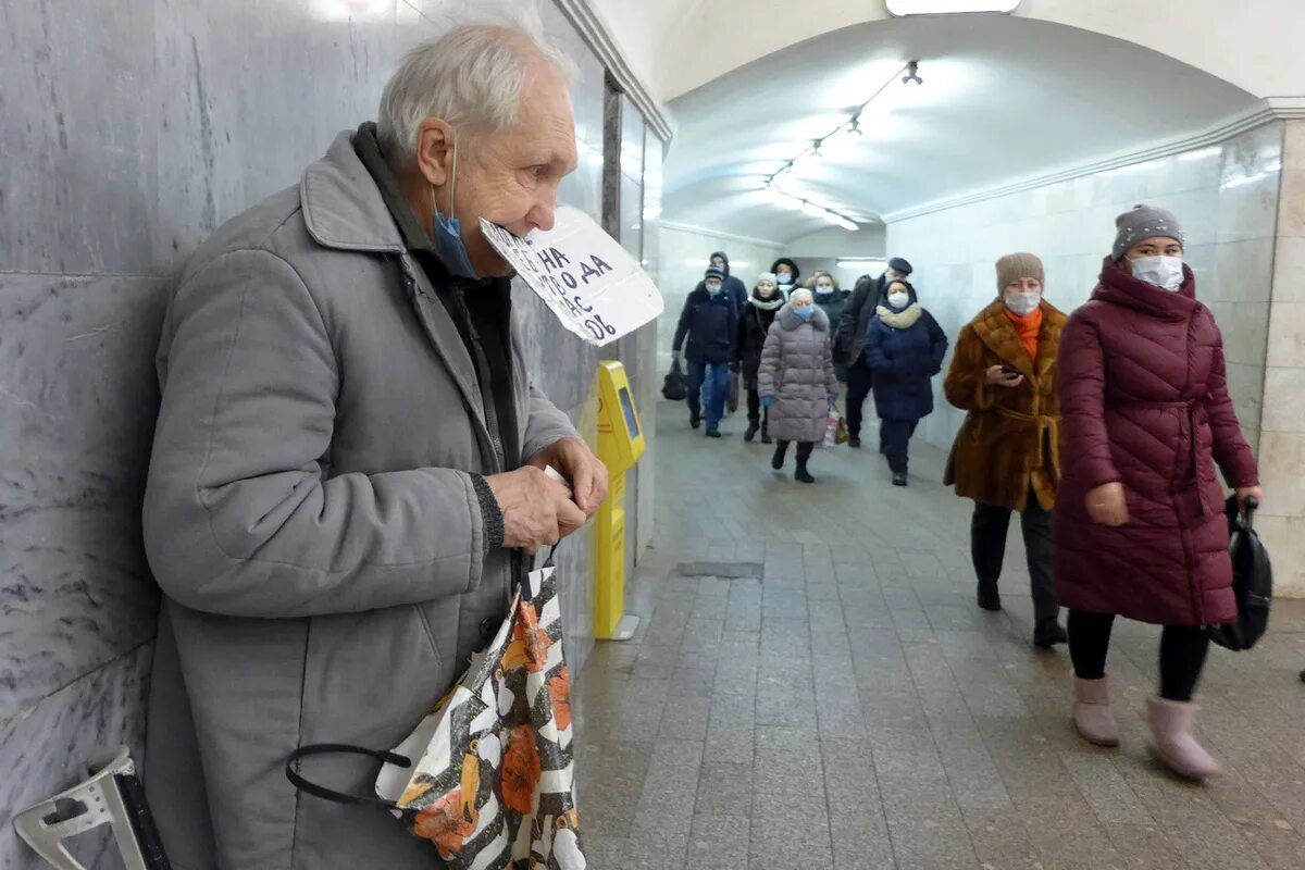 Повышение пенсий москва. Пенсии россиян. Пенсионеры нищие на встрече. Повышение пенсионного возраста фото. Пенсионер получает пенсию.