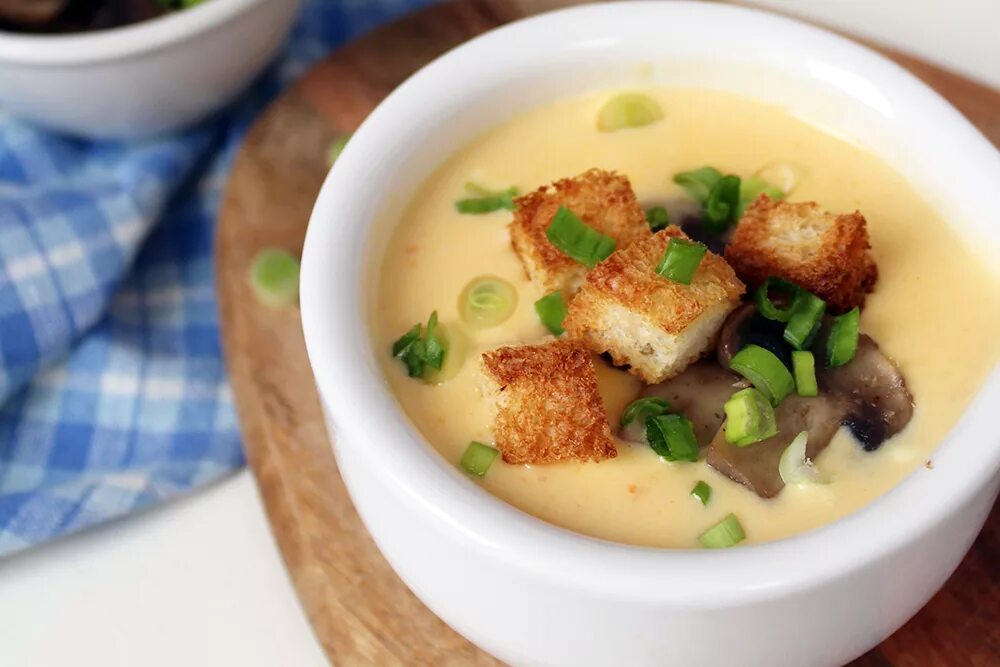 Суп пюре с грибами и сыром. Сырный суп с шампиньонами и брокколи. сырный суп пюре. сырный суп с шампиньонами. суп пюре грибной с сухариками.