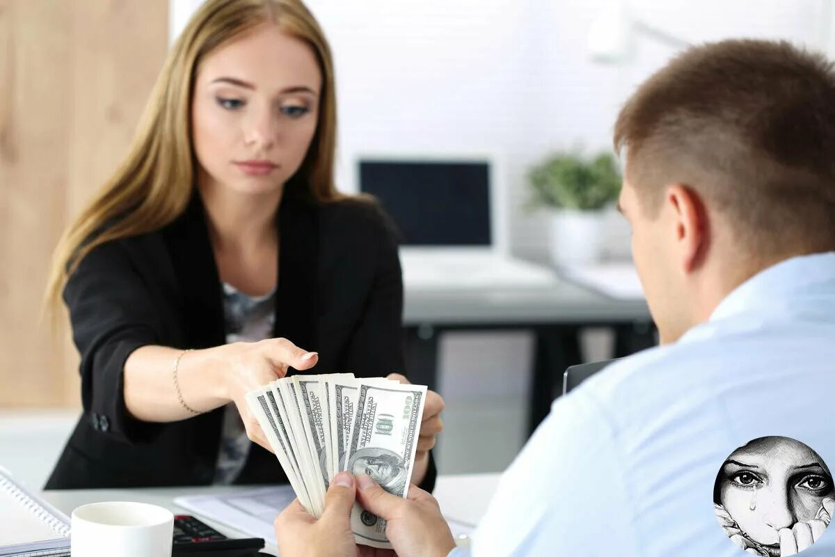 Человек дает деньги. Бывший предлагает деньги. Деньги. Богатый клиент. Предприниматель банкир.