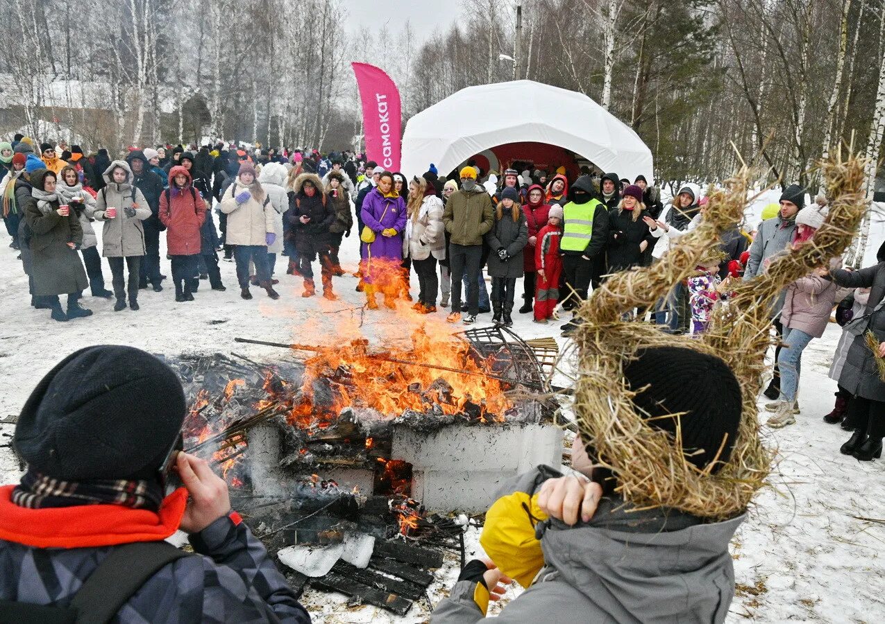 Сжигание на Масленицу в Николо Ленивце. Сожжение Масленицы. Масленица фото. Сжигание масленицы екатеринбург